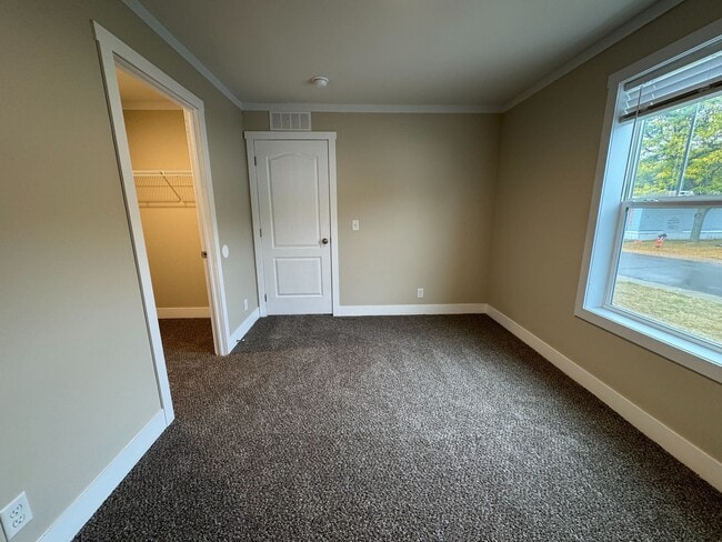 Building Photo - 48599 Lakeview E