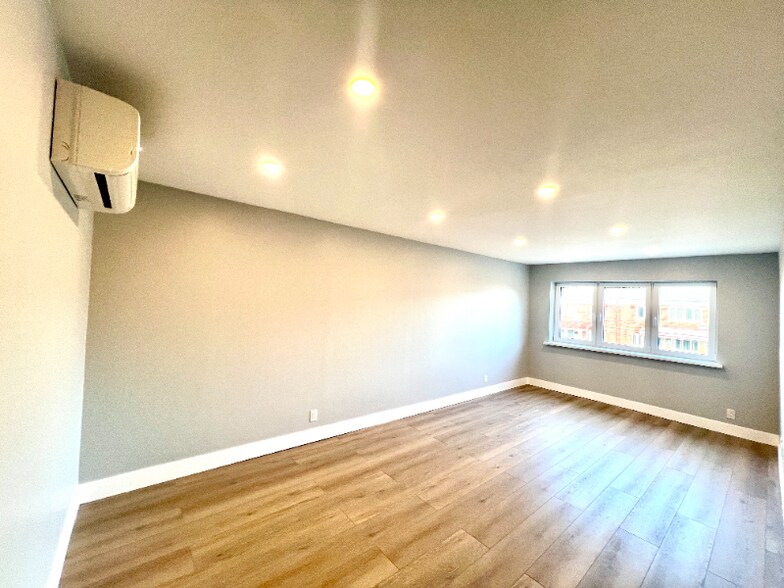 Building Photo - 61-60 69th Ln