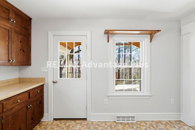 Building Photo - Beautiful brick home with full basement in Prospect