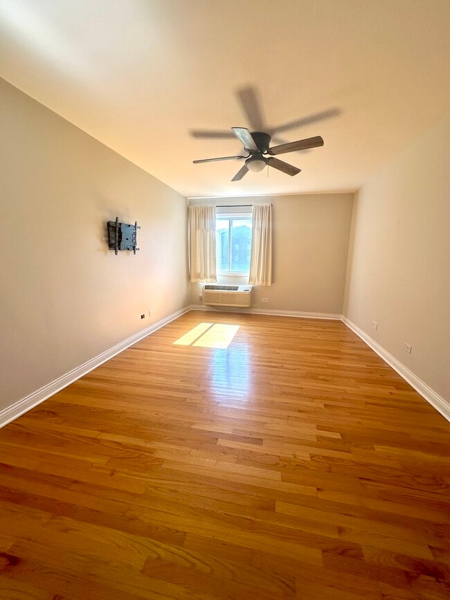 Building Photo - 920 N Lakeside Dr