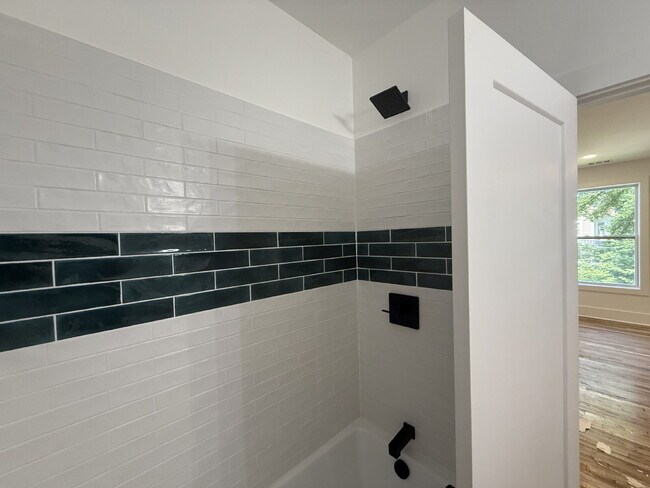 Building Photo - "Spacious 3-Bed, 3.5-Bath in the heart of East Nash