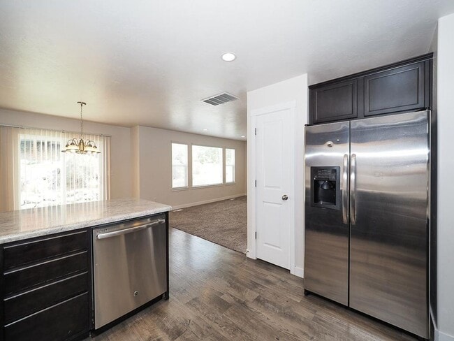 Building Photo - Draper Hillside Townhome