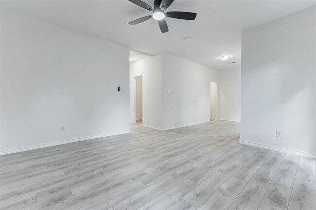 Building Photo - 10910 Maple Leaf St
