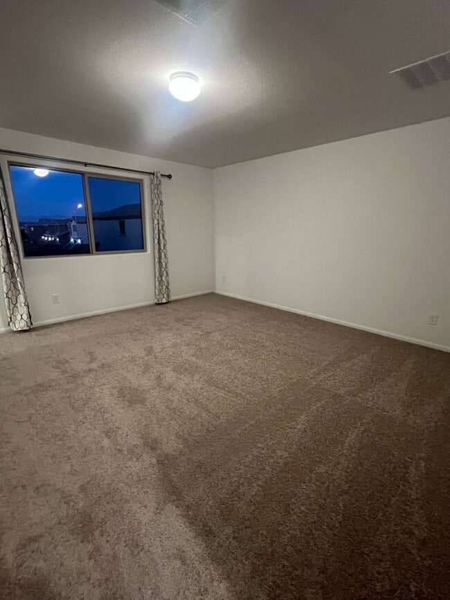 Building Photo - Move in today! 3 bed 2.5 bath 2 story beauty!