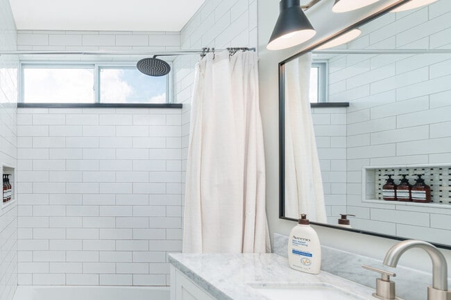 Building Photo - 99 W Circular St