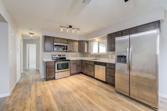 Building Photo - Pet Friendly, Renovated Home in Fox School District