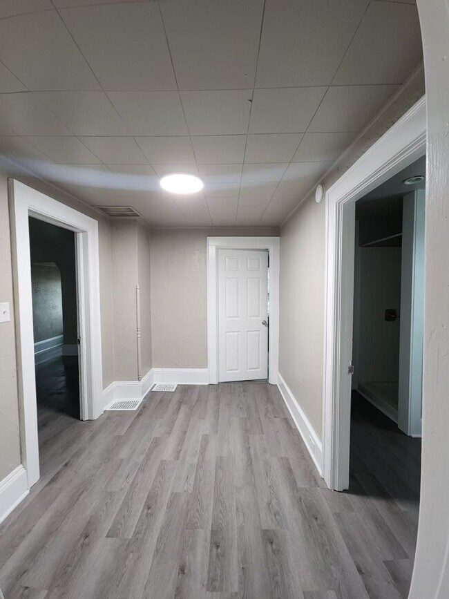 Building Photo - 702 S Commercial St