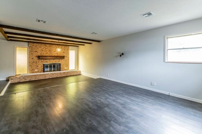 Building Photo - 4 Bed 3 Bath Brick Home with Fenced Yard
