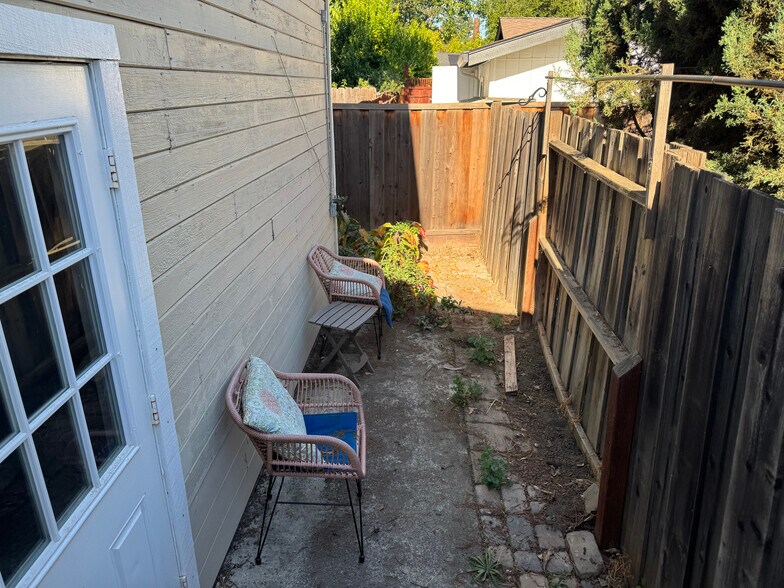 Building Photo - 627 Rose Ave