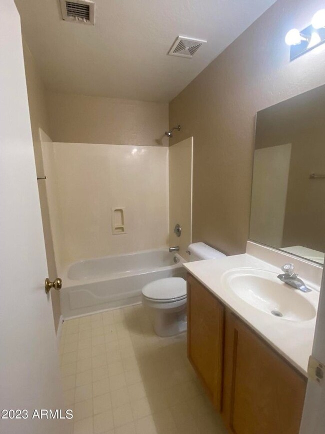 Building Photo - 2 bedroom townhome!
