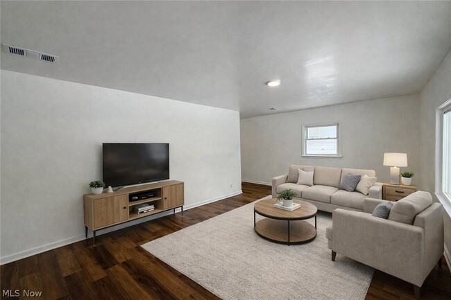 Building Photo - 883 Kickapoo Ave