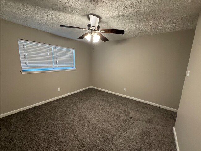 Building Photo - 3214 Three Pines Dr