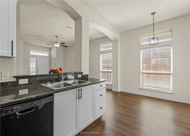 Building Photo - 240 Fieldstone Pl