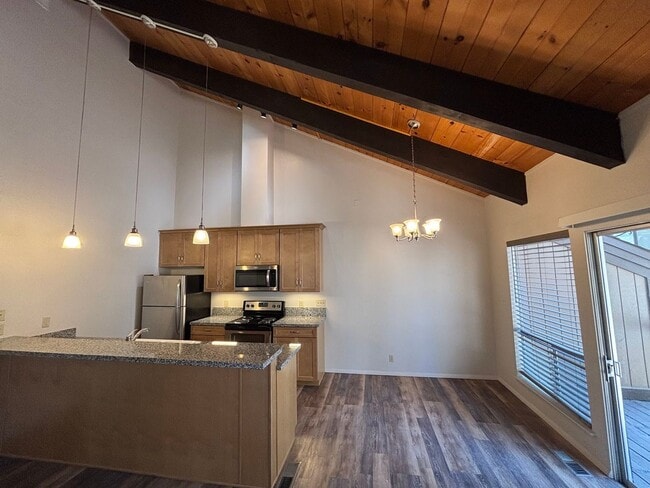 Building Photo - Modern 2 bedroom condo!