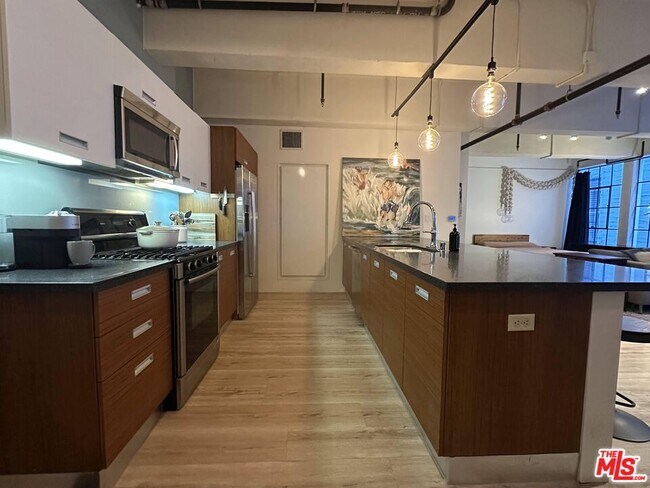 Building Photo - 746 S Los Angeles St