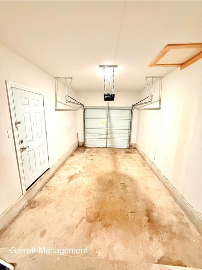 Building Photo - Spacious 5 Bedroom, 3 bath