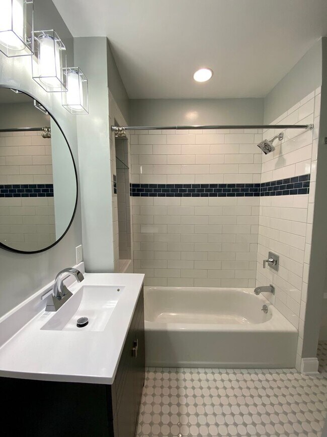 Building Photo - Renovated 2 Bed/1.5 Bath on a Quiet Street in Mt. Washington!  Available July1st!