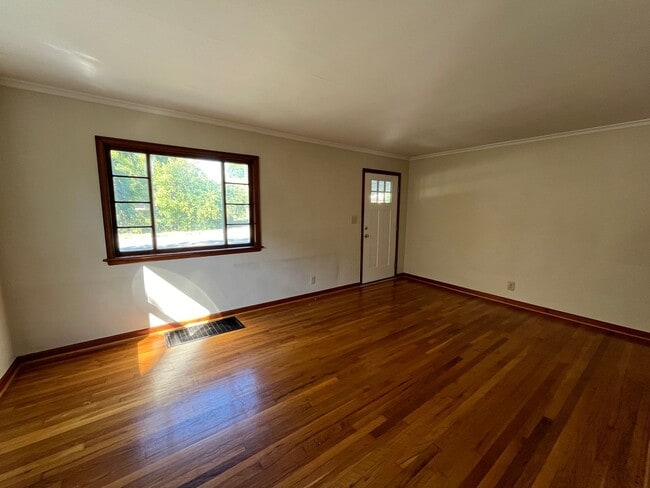 Building Photo - **3-BEDROOM HOUSE W/ 2-CAR GARAGE IN BEECH...