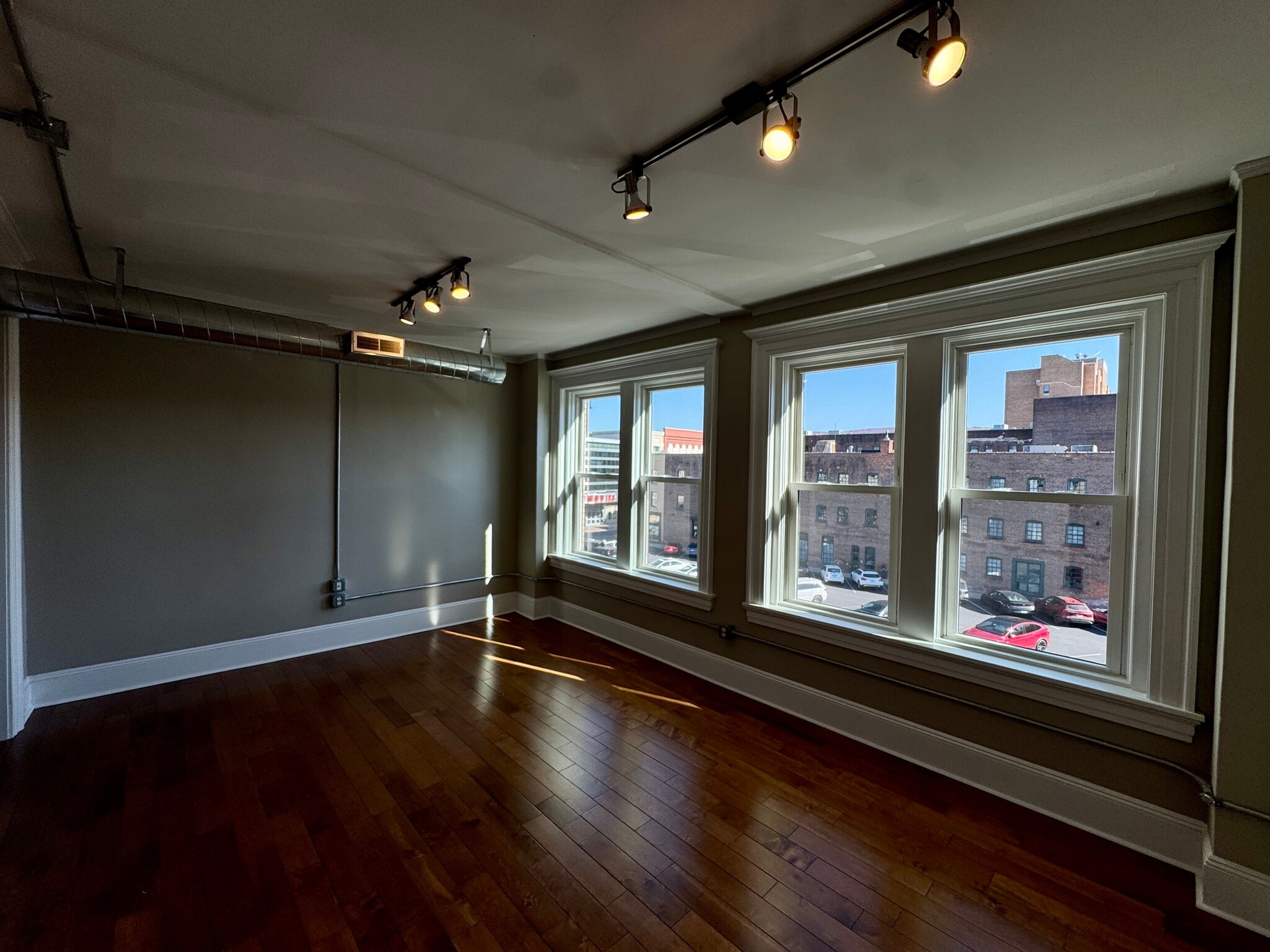 Building Photo - 92 S Main St