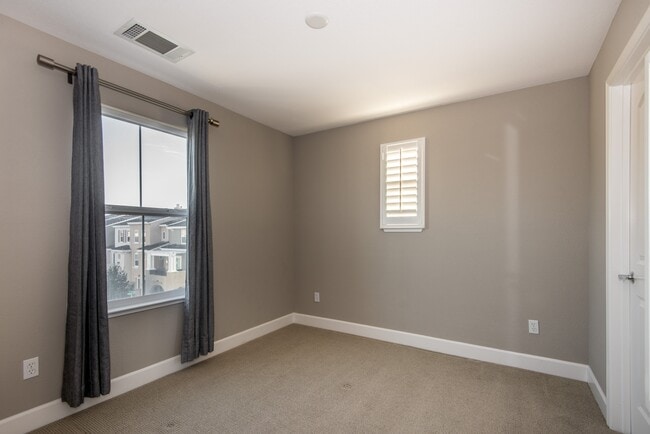 Building Photo - 465 Magritte Way