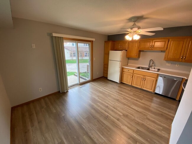 Building Photo - New Renovated 2br/1ba Townhome in Apple Va...