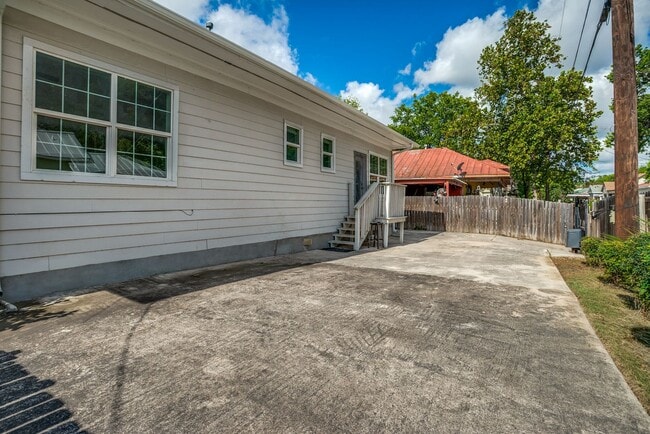Building Photo - 2219 N Flores St