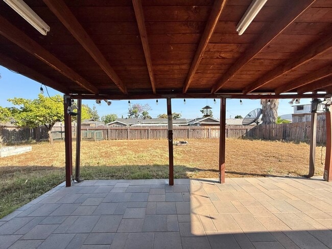 Building Photo - 3 bedroom house in Santee with Large yard,...