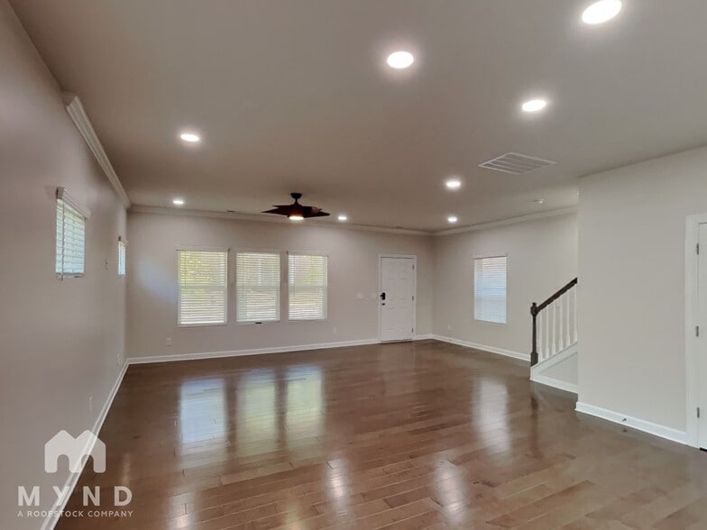 Building Photo - 3325 Lisburn St