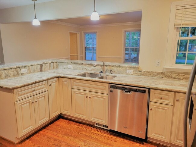 Building Photo - Huge 5 bedroom upgraded Colonial with larg...