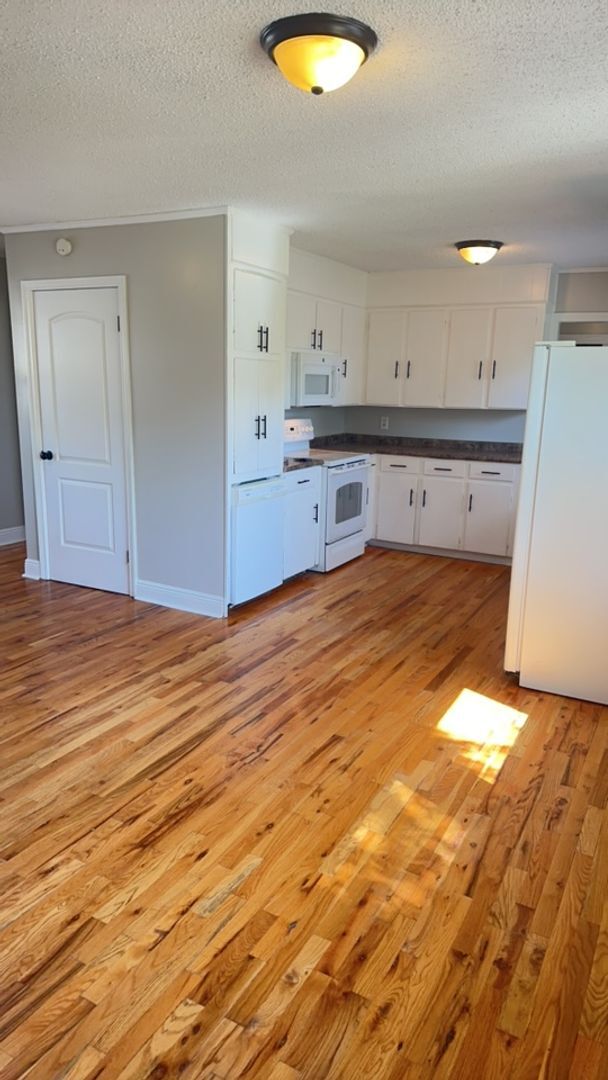 Building Photo - 3 bed 2 bath brick home on corner lot