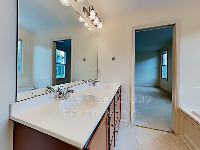 Building Photo - 114 Castle View Dr