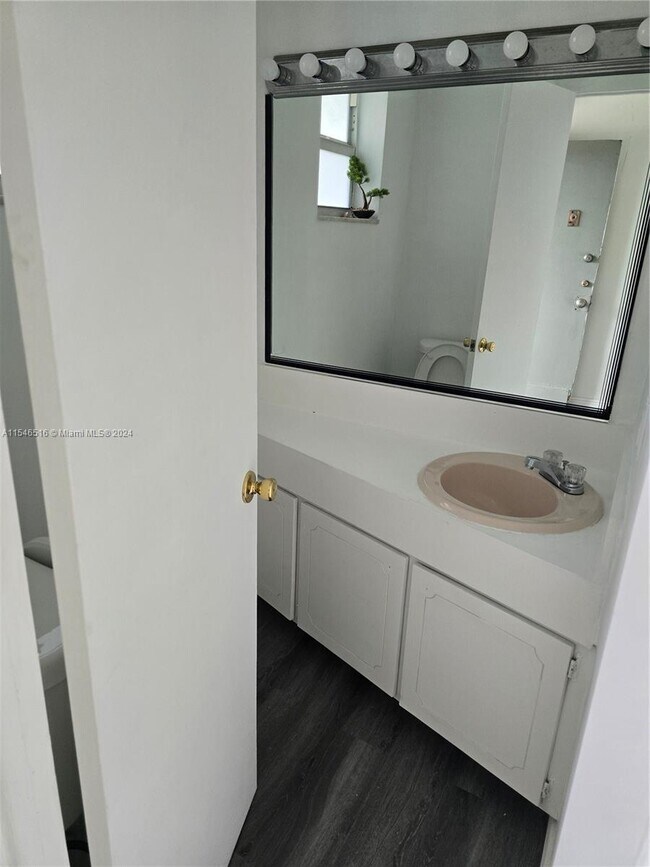 Building Photo - 1351 NE 191st St