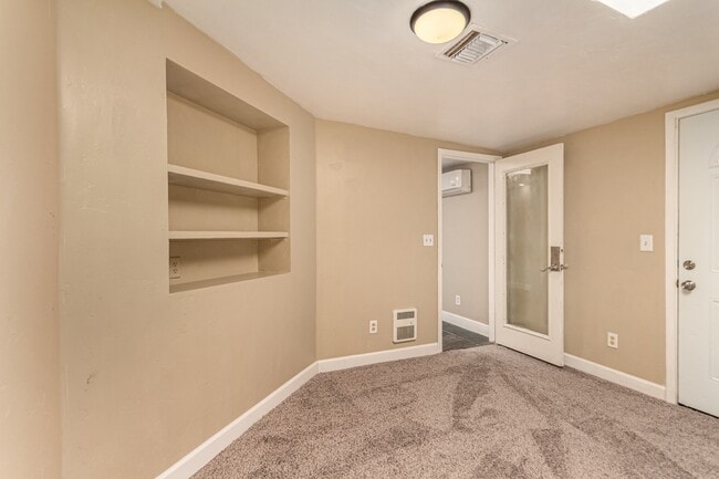 Building Photo - 350 E Kelso St