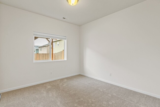 Building Photo - Immediately available 4-bedroom 3.5 bath