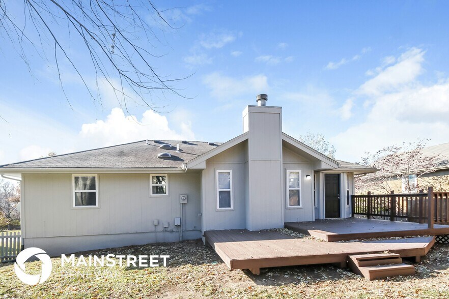 Building Photo - 801 NE Lyon Dr