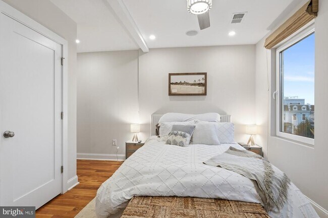 Building Photo - 331 W St NE