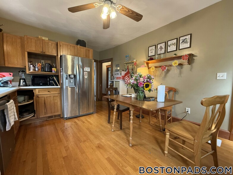 Building Photo - 121 Lowell St