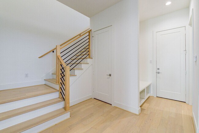 Building Photo - Modern luxury home in well established inn...