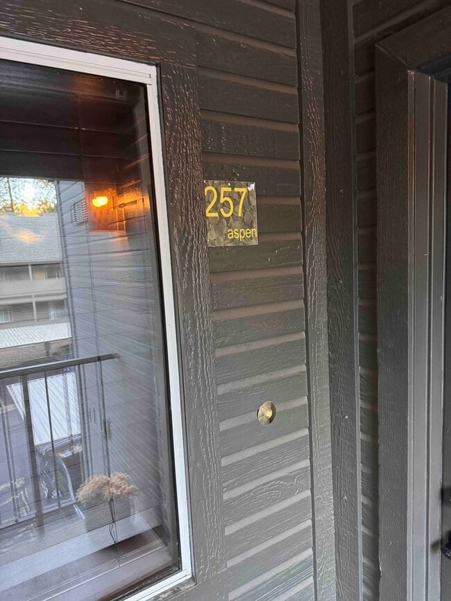 Building Photo - Furnished Moved In Ready 2nd Story End Unit 1bd/!ba At the Arbors