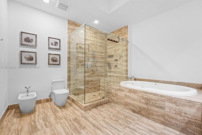 Building Photo - 15811 Collins Ave