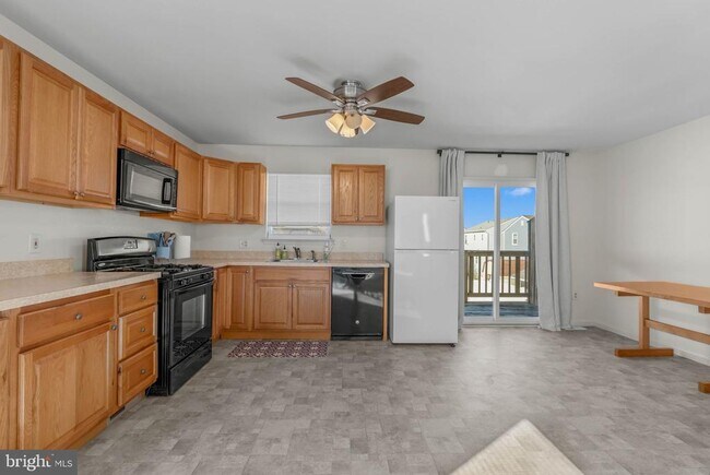 Building Photo - 413 W Beach Ave