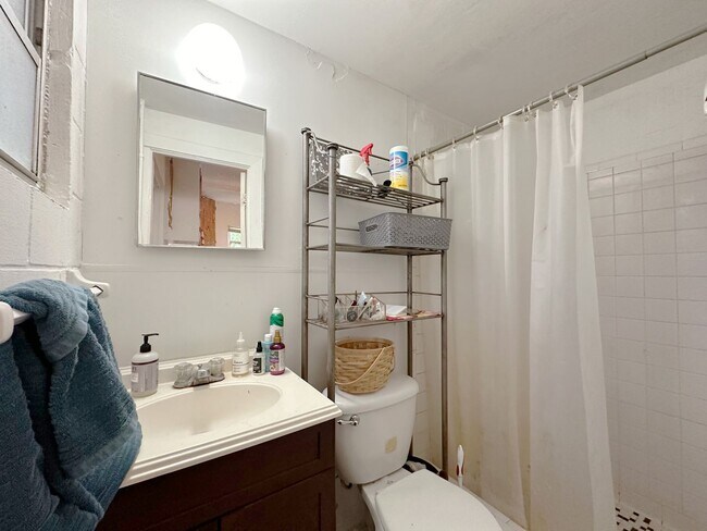 Building Photo - 732-A NE 3rd Ave. Gainesville, FL 32601 Duckpond