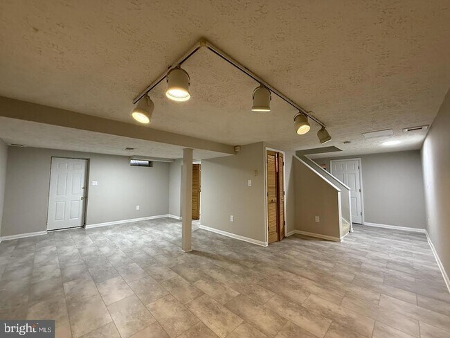 Building Photo - 14931 Windmill Terrace