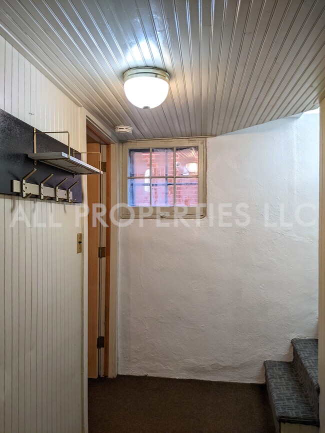 Building Photo - 557 S Race St