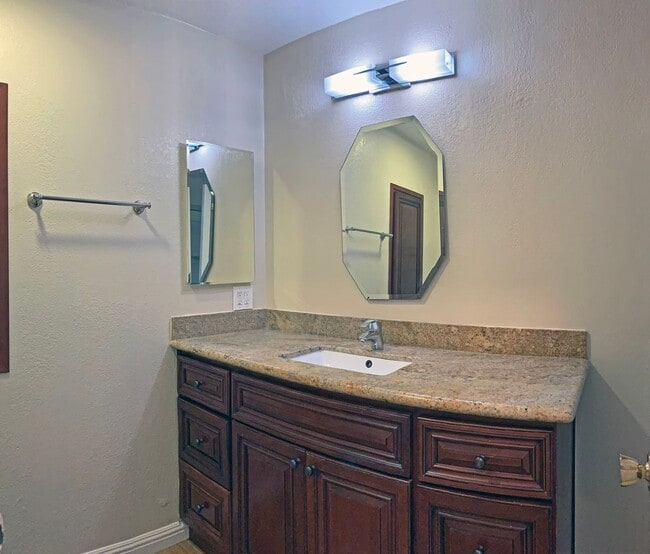 Building Photo - Beautifully Updated 2 Bedroom, 2 Bathroom ...