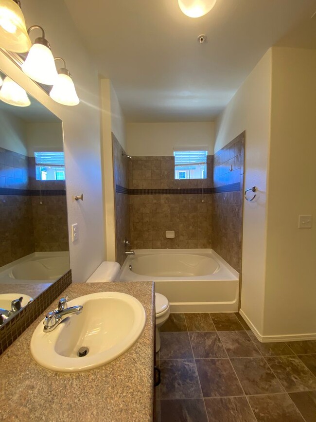 Building Photo - MOVE IN READY 2 Bed 2 Bath Unit with Patio