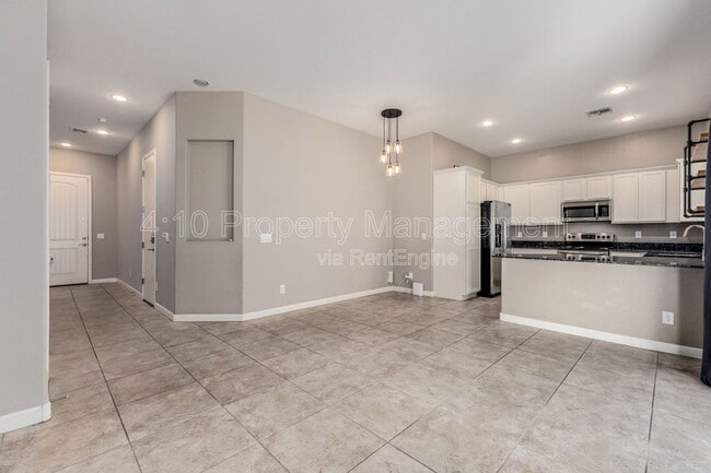 Building Photo - 1367 S Country Club Dr