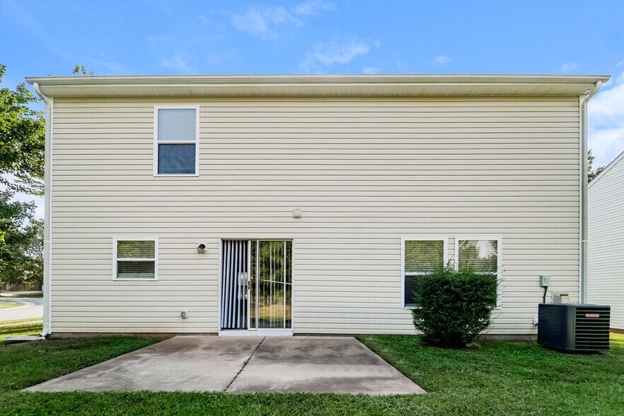 Building Photo - 3804 Larkhaven Village Dr