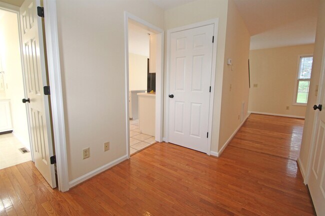 Building Photo - 1345 Goldfinch Dr