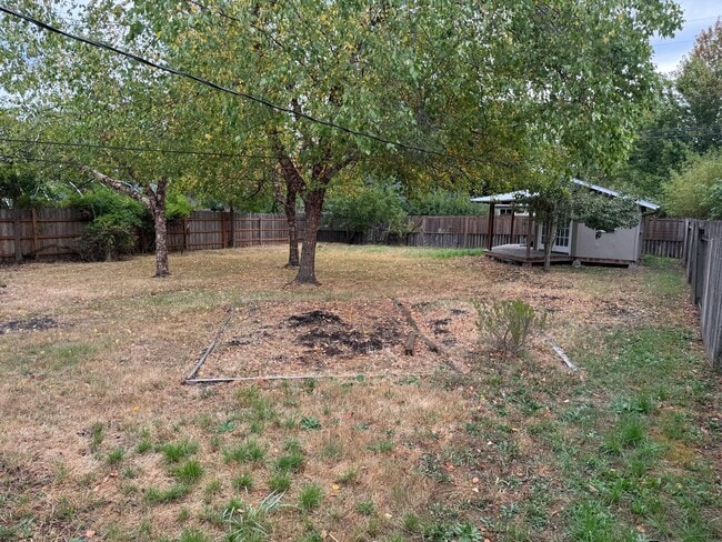 Building Photo - 3+ Bedroom House in Friendly Area